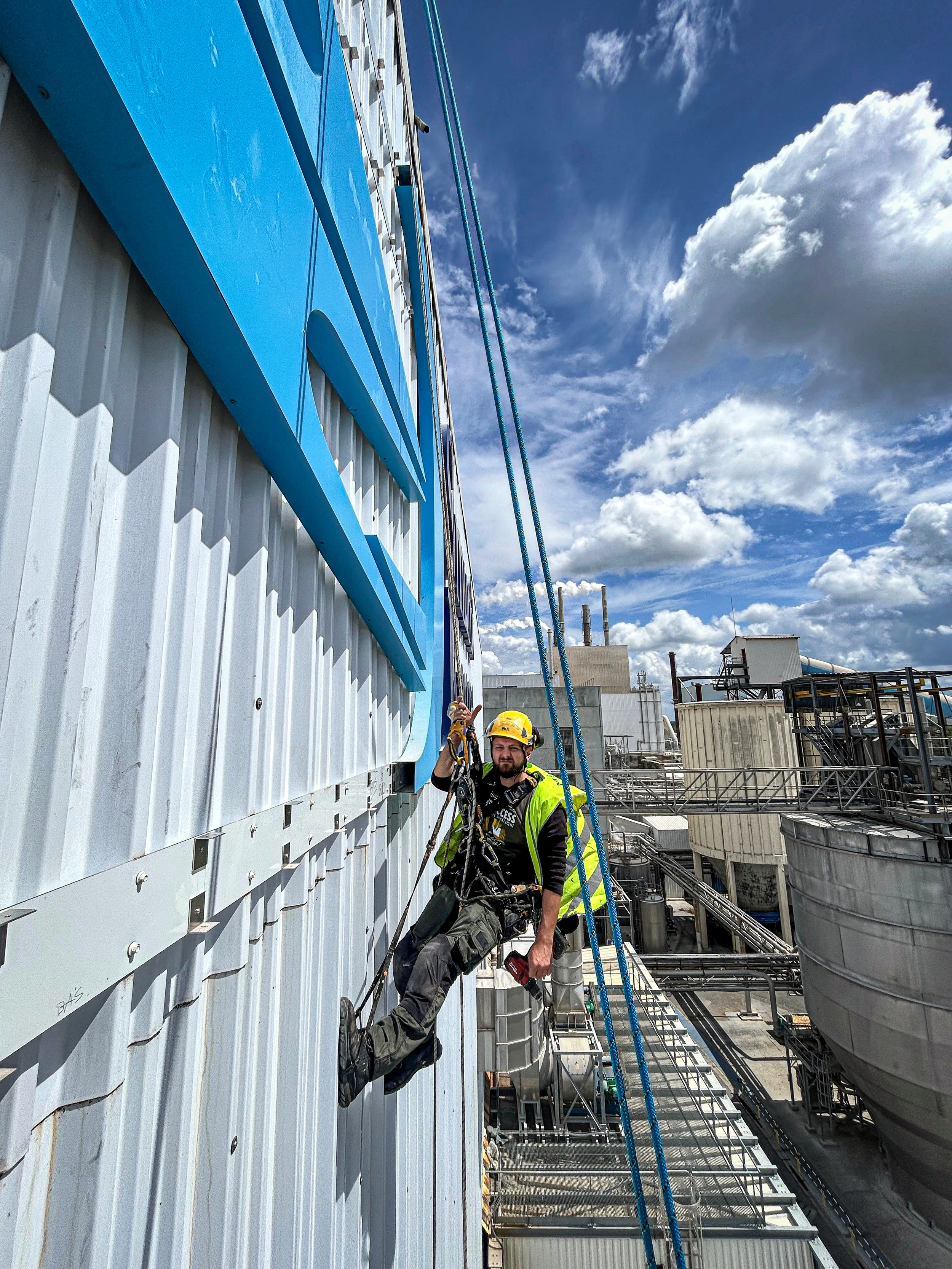 Dépose et modification d’enseignes en site industriel occupé